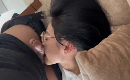 Phim sex Phim Sex Việt Nam - Cô bé sinh viên đeo kính cận mút cu phê đến mức quăng luôn kính sang một bên